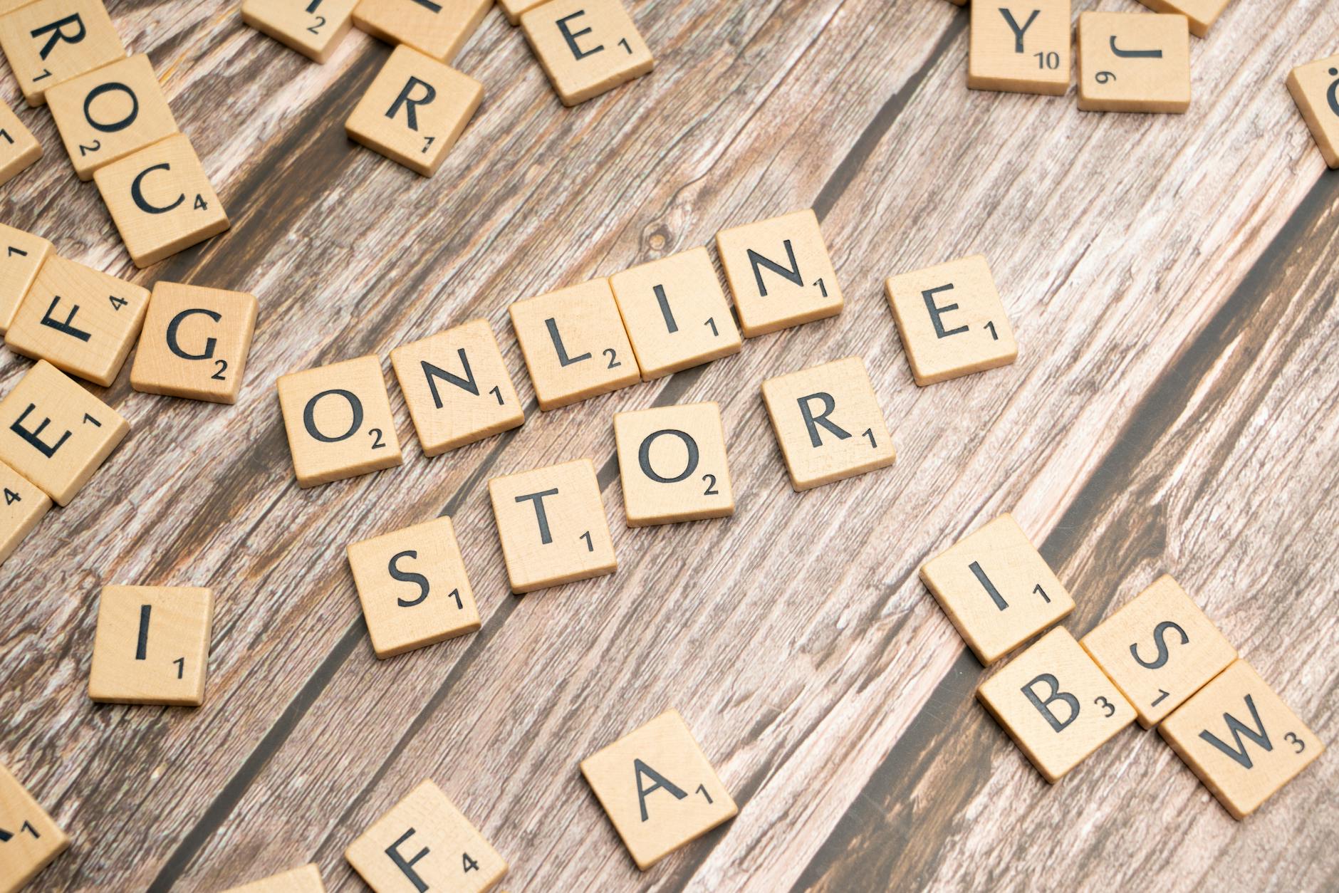 Kafelki Scrabble układające się w napis online store na drewnianym tle