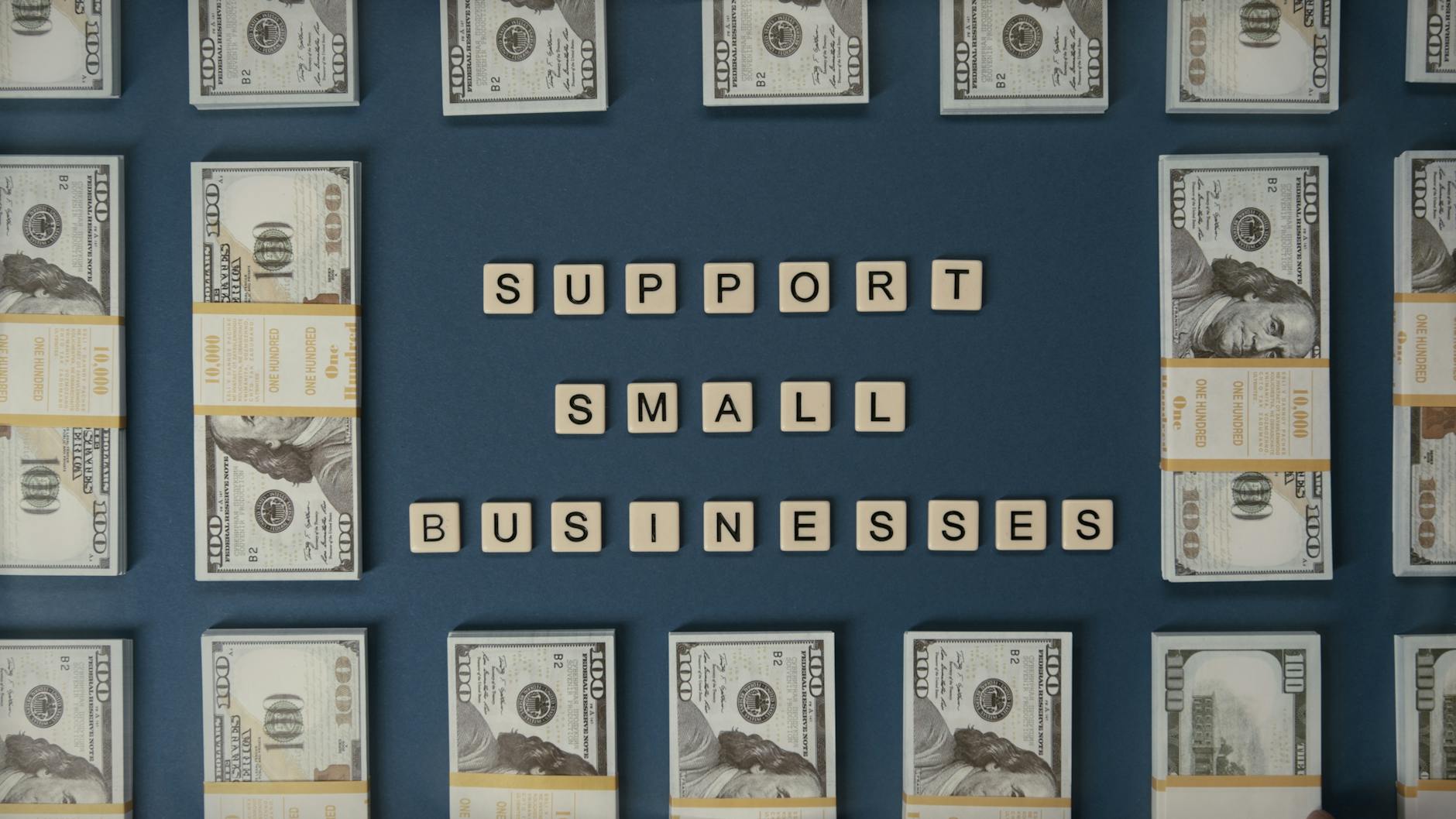 Banknoty dolarowe z klockami tworzącymi napis small business