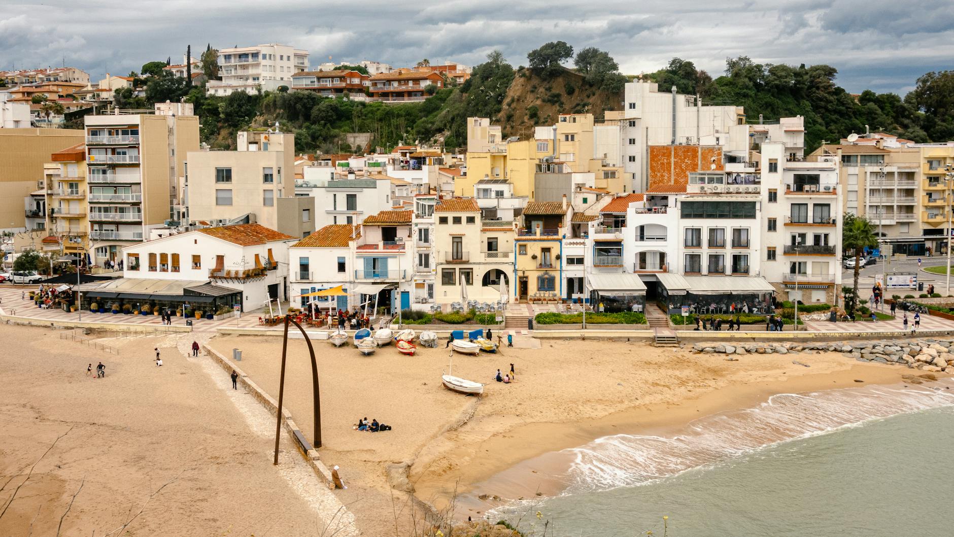 Nadmorskie miasteczko Blanes w Hiszpanii z piaszczystą plażą i zabudową