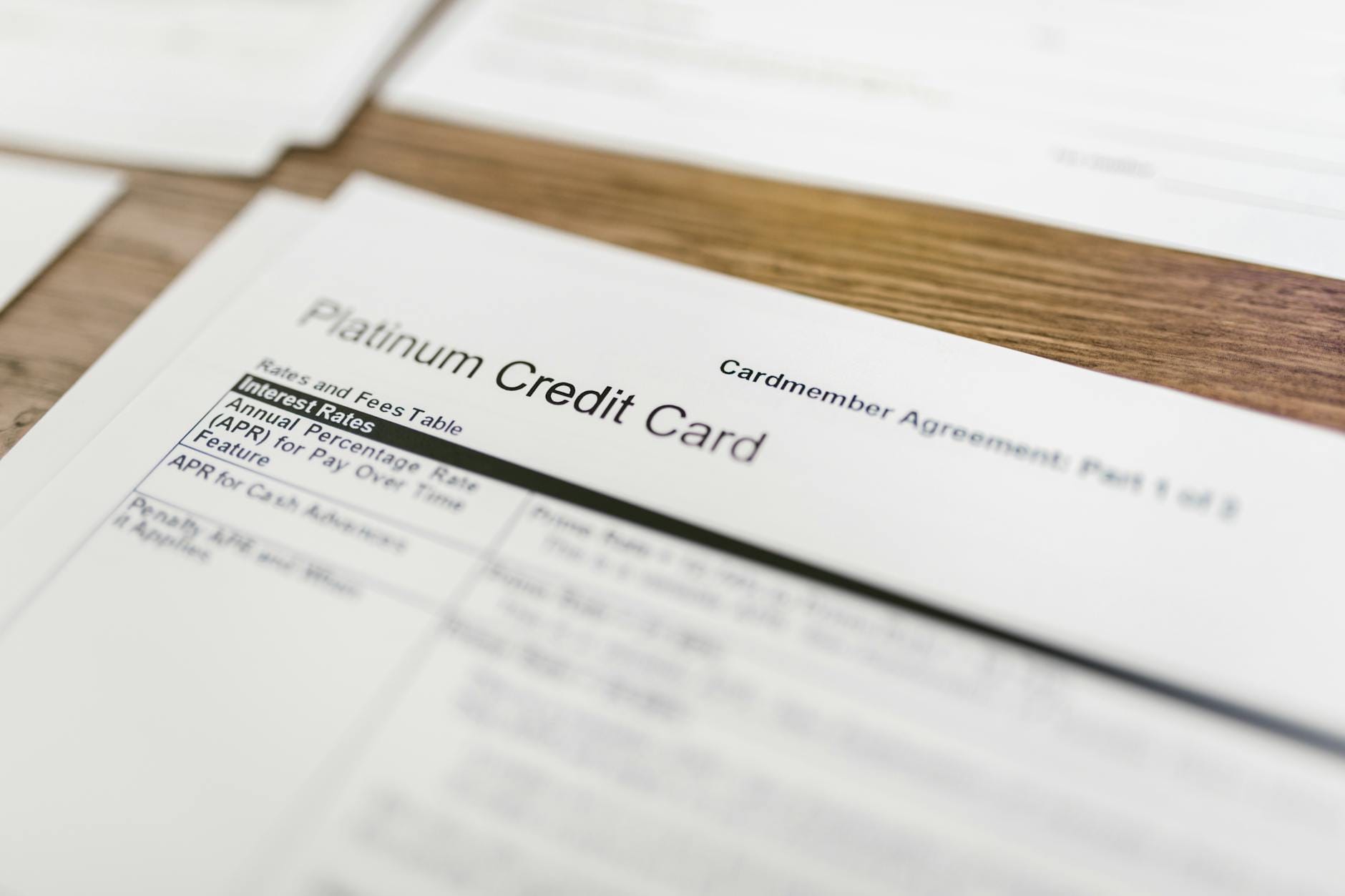Umowa karty kredytowej platinum leżąca na drewnianym biurku